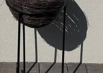 Kwietnik metalowy z osłonką wiklinową z lat PRL-u Kwietnik metalowy z osłonką wiklinową z lat PRL-u