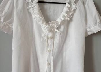 Biała bluzka koszulowa z falbankami i bufiastymi rękawkami42