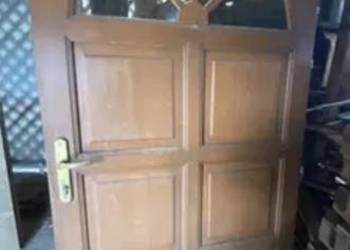 Drzwi zewnętrzne o wymiarach 100x200 cm.