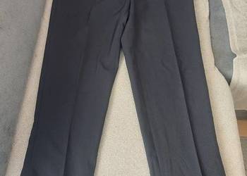 Spodnie chłopięce komunijne z eleganckiego materiału w kolorze czarnym.