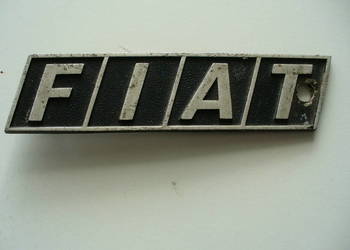 Fiat 126p emblemat, znaczek z napisem Fiat.
