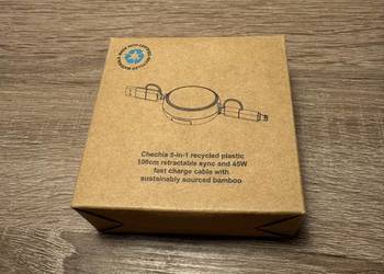 pudełko z uniwersalnym kablem do ładowania.