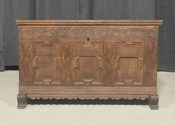 Antyczna skrzynia dębowa, XIX wiek, rzeźbiony front, lite drewno