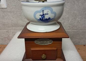 młynek do kawy/pieprzu z prlu. stan bdb- wys 15 cm szer 12 cm.
