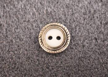 Guziki w srebrnym otoku - 14 sztuk o średnicy 0,8 mm