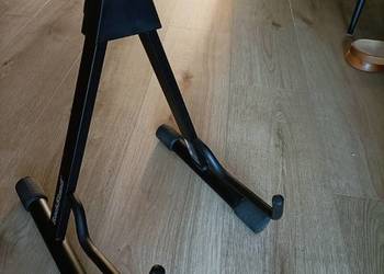 Stojak do gitar bardzo prosty, stabilny i składany.
