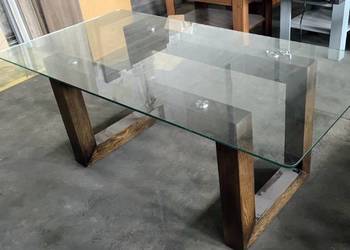 Stół drewniany ze szklanym blatem