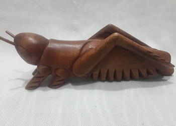 FIGURKA SZARAŃCZA KONIK POLNY DREWNO RZEŻBA