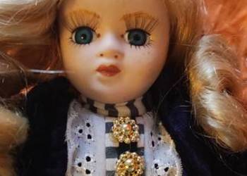 Lalka kolekcjonerka Daxon kompozyt włosy blond