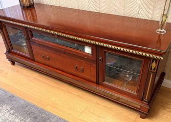 Stylowa szafka RTV z przeszkloną witryną