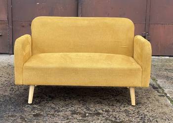 Mała sofa na zwężanych nogach, design