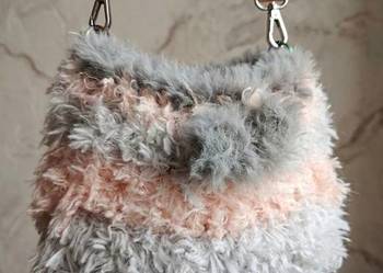Mała puszysta torebka crochet, ręczne robiona