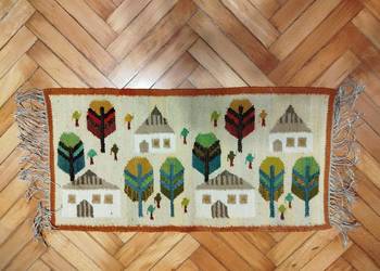 Kilimek z domkami i drzewami w stylu cepeliowskim, 95x40 cm, z frędzlami
