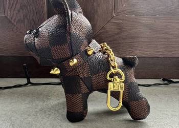 Louis vuitton keychain breloczek piesek bulldog lv