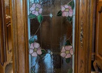 Piękna nieduża dębowa witryna ludwikowska z witrażem-sklep Dąbrowa Górnicza