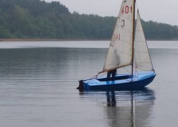 Żaglówka klasy Cadet z pełnym wyposażeniem