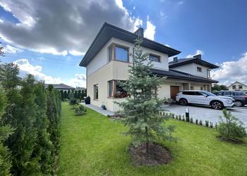Na sprzedaż bliźniak 130 m2. Polączone garażami. 4 pokoje, 2 lazienki,garaż