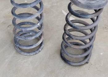 Sprężyny przednie z górnymi nakładkami izolatorami Dodge Ram 2500 3500 5.9l