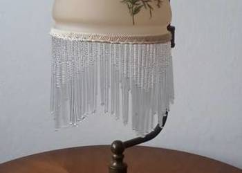 Ładna lampka z mosiądzu w romantycznym stylu Ładna lampka z mosiądzu w romantycznym stylu