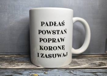 Foto Kubek z tekstem motywującym "Padłaś powstań popraw koronę i zasuwaj"