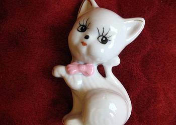 Kot - z różową kokardą - biała porcelana - 10 x 6 x 4 cm
