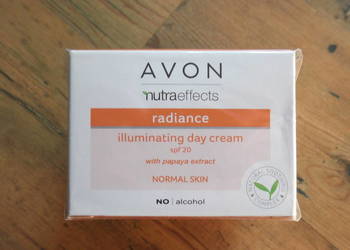 Nawilżający rozświetlający krem na dzień Avon