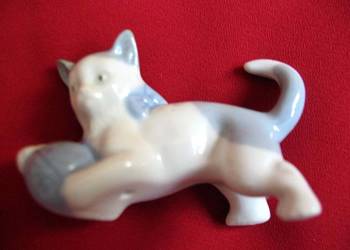 Kot - kotek z piłką - figurka - stara porcelana - 4 x 6 x 3 cm