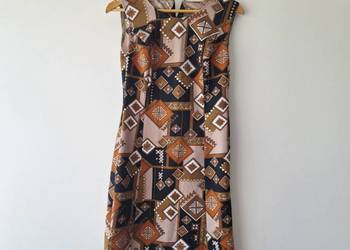 Wzorzysta jesienna sukienka w symetryczne wzory 38