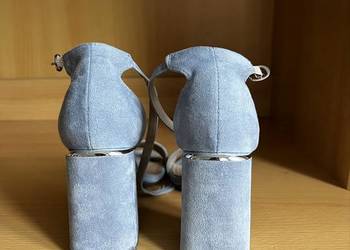 Damskie buty na stabilnym obcasie.