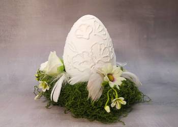 Białe jajko dekoracyjne na podstawie z mchu