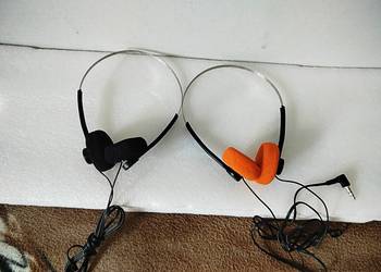 Przewodowe słuchawki stereo nauszne dwie pary.