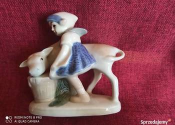 Figurka dziewczynka z krówką. Syg. Import