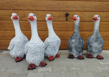 Figurka ogrodowa Gęś duża gąska z masy żywicznej.