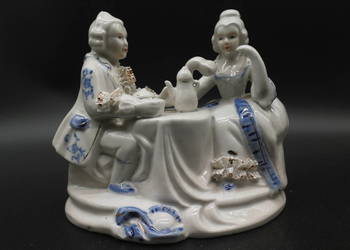 Figurka porcelanowa para dworska pijąca kawę