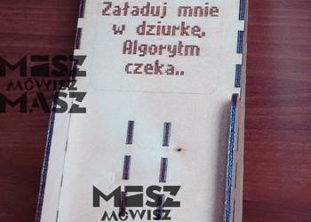 Drewniany stojak na telefon z grawerem dowolnym ładowanie #MiszMówiszMAsz