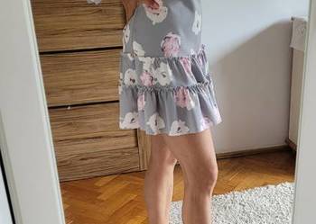 Piękna, szara sukienka w kwiaty w kolorze różu pudrowego z falbankami