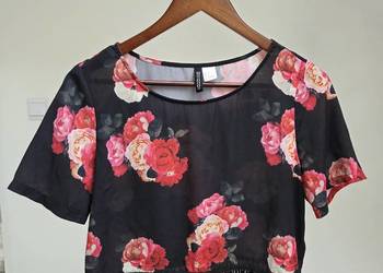 Czarna bluzka top w kwiaty z frędzlami