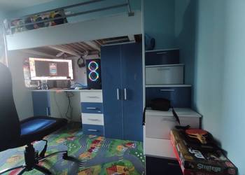 Łóżko piętrowe w raz meblami