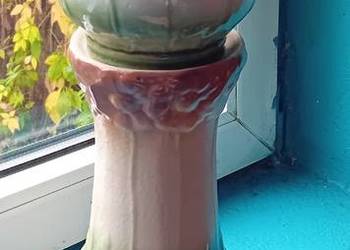 Majolika - osłonka doniczki z kolumną. Prawdopodobnie Węgry. Sygnowana. Majolika - osłonka doniczki z kolumną. Prawdopodobnie Węgry. Sygnowana.