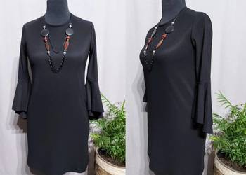 Czarna sukienka prążkowana trapezowa do kolan Bershka