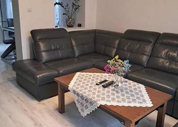 Narożnik skórzany z pufą, funkcją spania