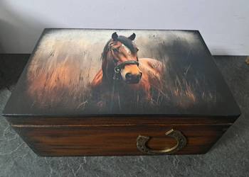 Szkatułka kuferek z koniem drewno podkowa handmade