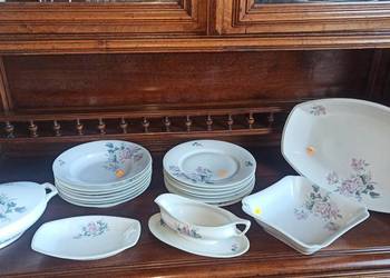 Serwis obiadowy z różą.  Na 6 osób. Biała porcelana. Serwis obiadowy z różą.  Na 6 osób. Biała porcelana.