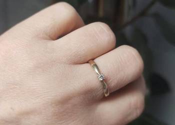 Yes złoty pierścionek 585 z dużym diamentem 0,10 Yes złoty pierścionek 585 z dużym diamentem 0,10