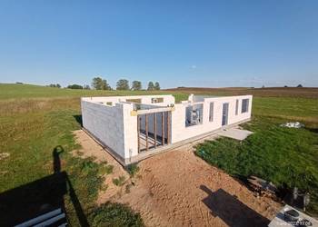 Sprzedam działkę 1500 m2 z rozpoczętą budową