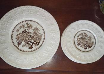 Talerz WESLLEY. Made in England.  Reliefy, kolor ecru. Brąz