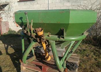 Sprzedam rozsiewacz nawozów amozone za-f 1000 litrów. Stan dobry.
