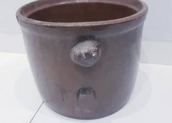 Stary duży kamionkowy garnek do kiszenia ogórków z defektem
