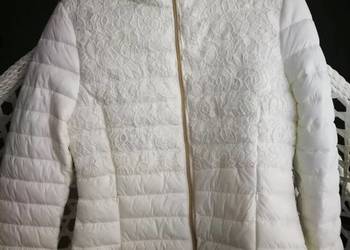 Biała pikowana kurtka z koronką.