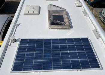 Montaż paneli słonecznych do przyczepy kempingowej